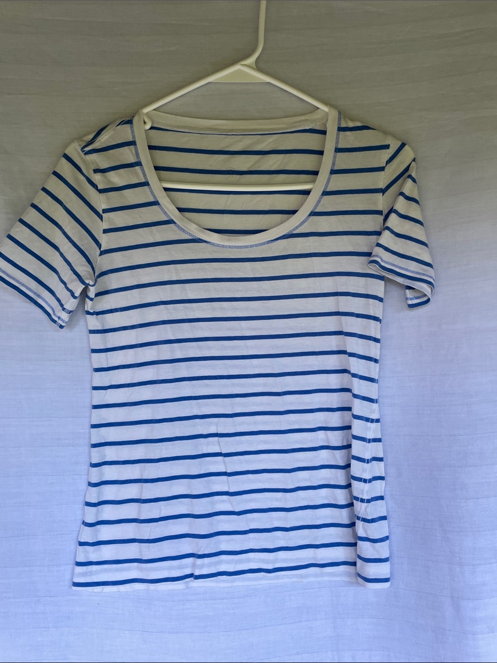 Lululemon White & Blue Striped Cropped Scoop Neck Tee